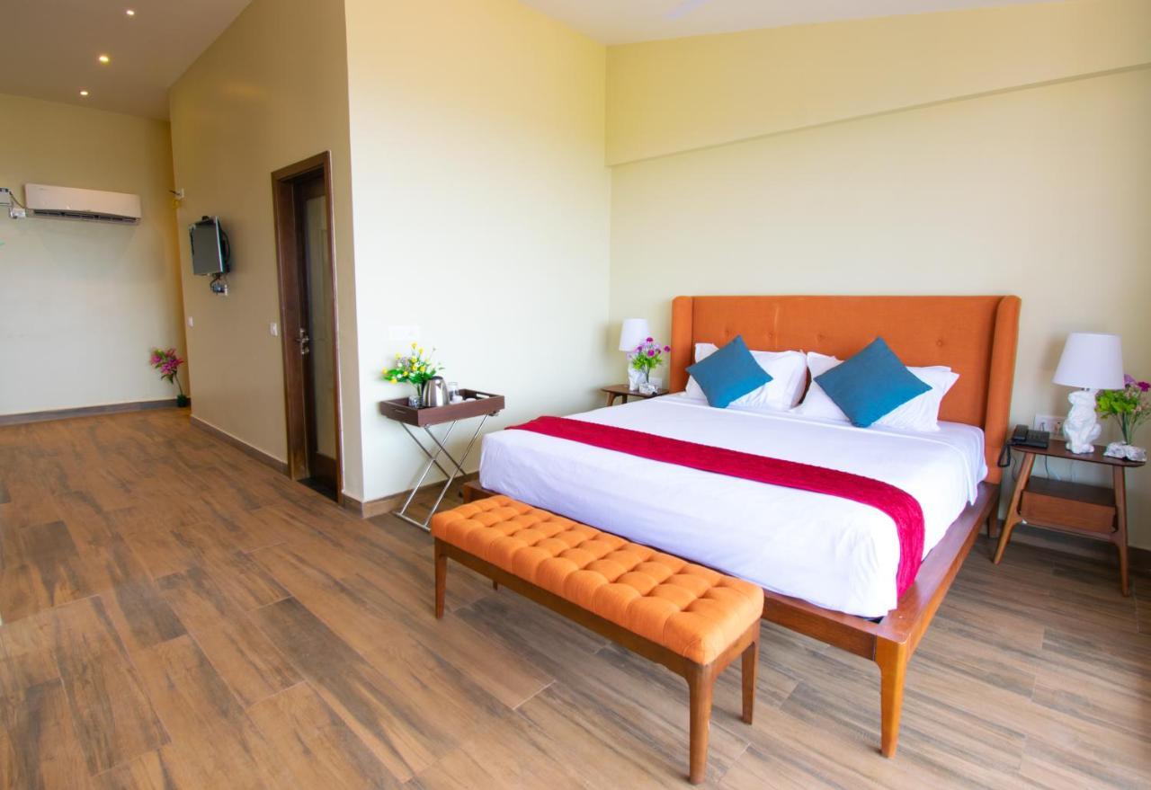Octave Rococco Morjim Hotel Pernem Екстериор снимка